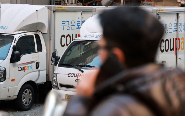 서울 시내 한 쿠팡 물류센터에 배송차량이 주차돼 있다. 연합뉴스