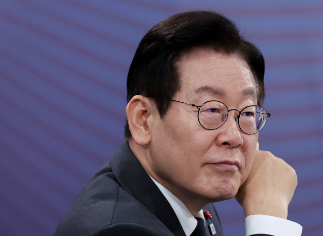 이재명 대통령이 5일 충남 천안시 한국기술교육대학교에서 열린 '충남의 마음을 듣다' 타운홀미팅에서 참석자 발언을 듣고 있다. 연합뉴스