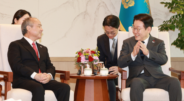 이재명 대통령이 지난 5일 용산 대통령실에서 손정의 소프트뱅크그룹 회장과 면담하고 있다. 연합뉴스