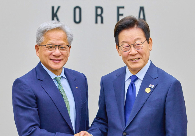 이재명 대통령은이 지난 10월 31일, 경주 APEC 정상회의를 계기로 방한한 엔비디아 창립자이자 CEO인 젠슨 황을 접견하며 악수하고 있다. 사진제공=대통령실