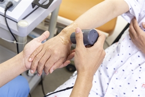 도수·체외충격파 치료 급여화 추진에…의협 “정부 폭거…절대 불가”