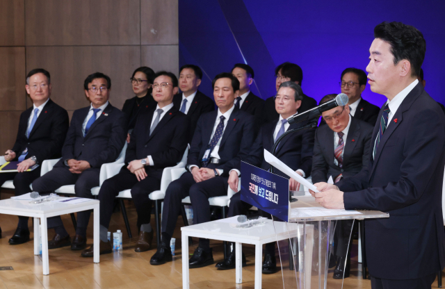 李정부 6개월 성과발표에 與 "국난극복" 野 "자화자찬"