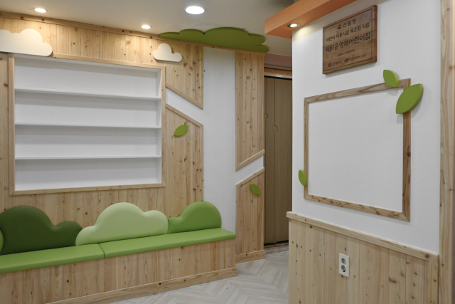 실내를 국산목재로 꾸민 어린이집. 사진제공=산림청