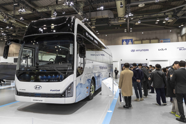 4~7일 경기 고양시 킨텍스에서 개최된 ‘월드 하이드로젠 엑스포 2025(WHE 2025)’ 에서 관람객들이 현대차의 유니버스 수소전기버스를 둘러보고 있다. 사진제공=현대차그룹