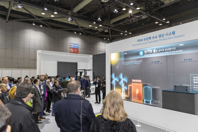 4~7일 경기 고양시 킨텍스에서 개최된 ‘월드 하이드로젠 엑스포 2025(WHE 2025)’ 에서 관람객들이 PEM 수전해 수소 생산 시스템 관련 전시물을 둘러보고 있다. 사진제공=현대차그룹