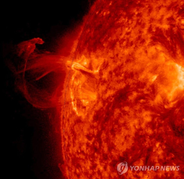 지난달 13일 미국 항공우주국(NASA)의 태양 활동 관측소(SDO)가 공개한 태양 표면에 올라온 홍염의 모습. 사진=연합뉴스