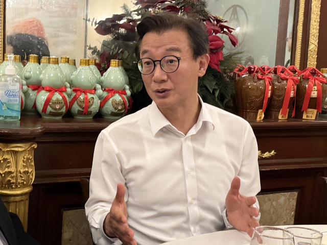 전재수 해양수산부 장관이 7일(현지 시간) 뉴욕 맨해튼의 한 식당에서 UN 해양총회(UNOC) 공동 개최 유치의 의미를 설명하고 있다. 연합뉴스