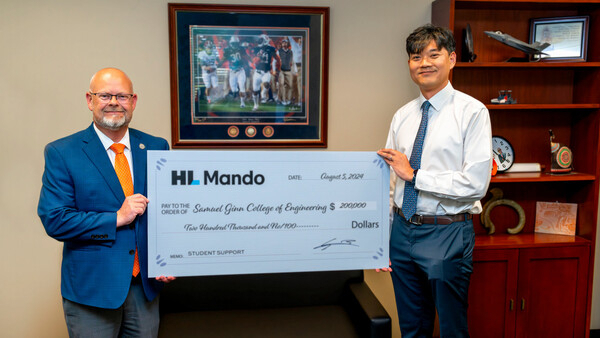 이윤행(오른쪽) HL클레무브 사장이 HL만도 부사장으로 재직하던 지난해 8월 미국 앨라배마주 오번대에서 공과대학 및 기계공학과 인재 양성을 위한 공식수표 전달식에서 기념 촬영을 하고 있다. 사진 제공=미국 오번대