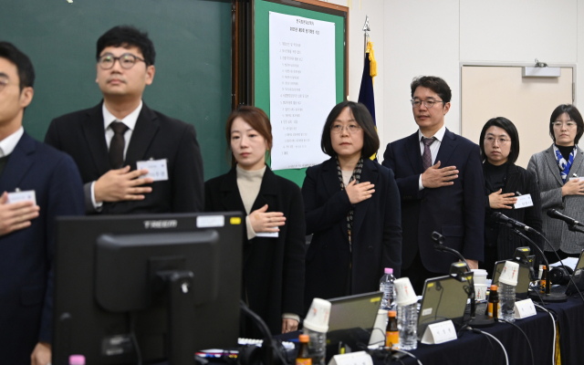 8일 경기도 고양시 일산 사법연수원에서 열린 전국법관대표회의에 각급 법원에서 선출된 대표 판사들이 국기에 경례하고 있다. 연합뉴