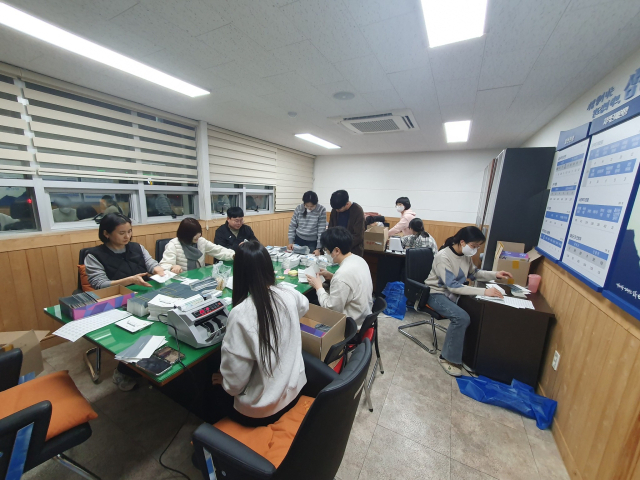 순천시청 공무원들이 늦은시간까지 8일부터 시민들에게 지급할 순천형 가든머니 민생회복지원금 지역화폐 봉투작업을 하고 있다. 이러한 순천시 공무원들의 적극행정은 내년도 국비 확보에서도 역대급 성적표를 받은 기폭제가 됐다는 평가다. 노관규 순천시장 페이스북 캡쳐