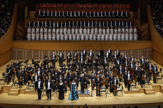 서울시립교향악단이 지난해 12월 베토벤 교향곡 ‘합창’을 공연하고 있다.