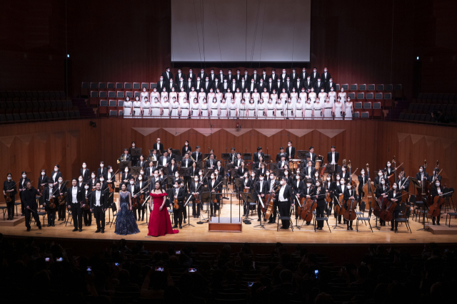 KBS교향악단이 2021년 12월 정명훈의 지휘로 베토벤 ‘합창’을 공연한 뒤 관객들의 박수를 받고 있다. /제공=KBS교향악단