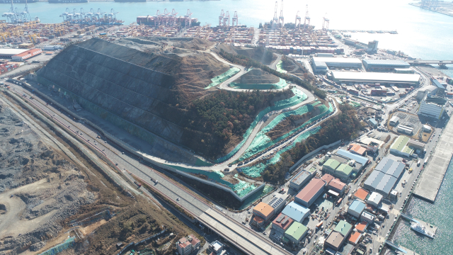 부산항 신항 북컨테이너 2단계 항만배후단지 조성공사 현장. 사진제공=BPA