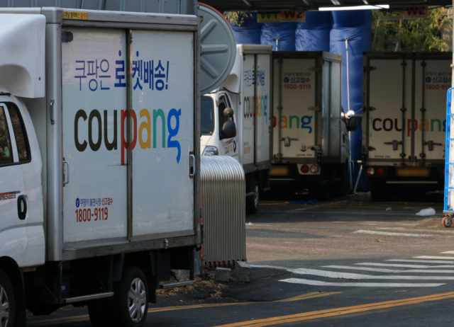 서울의 한 쿠팡 물류센터 앞에 쿠팡 배송트럭이 주차되어 있다. 사진=뉴스1