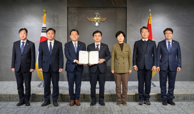 이재준 수원시장(왼쪽 세 번째)과 수원 지역 국회의원 5명이 안규백 국방부장관(왼쪽 4번째)에게 ‘수원 군 공항 이전의 국가전략 사업화를 위한 공동 건의문’을 전달한 후 함께하고 있다. 왼쪽부터 김준혁 의원, 김영진 의원, 이재준 시장, 안규백 장관, 백혜련 의원, 김승원 의원, 염태영 의원. 사진 제공 = 국방부