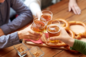 "여기 진짜 사우디 맞아?" 술 사는 외국인 포착…'70년 금주령' 드디어 풀리나