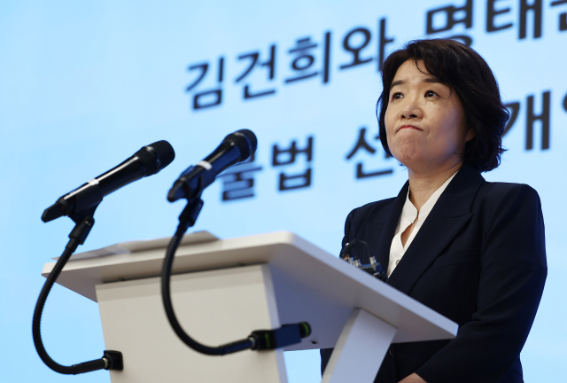 윤석열 전 대통령 부인 김건희 여사와 관련한 각종 의혹 사건을 수사하는 민중기 특별검사팀 오정희 특검보가 8월 5일 서울 종로구 광화문kt 웨스트 빌딩에서 브리핑을 하고 있다. 연합뉴스