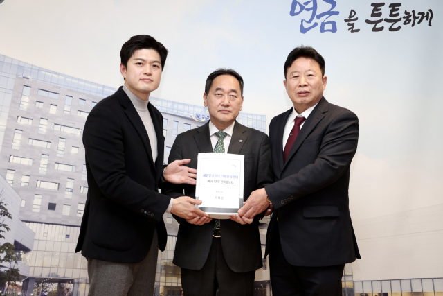 8일 전북 전주에 위치한 국민연금공단 본사에서 서태원 가평군수(오른쪽)와 김용태 국회의원(왼쪽)이 김태현 이사장에게 ‘국민연금공단의 가평상담센터 폐쇄 반대 건의문’을 전달하고 있다. 사진 제공=가평군