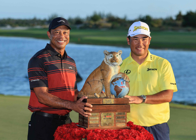 마쓰야마 히데키(오른쪽)가 8일 히어로 월드챌린지에서 우승한 뒤 타이거 우즈와 기념사진을 촬영하고 있다. AFP연합뉴스