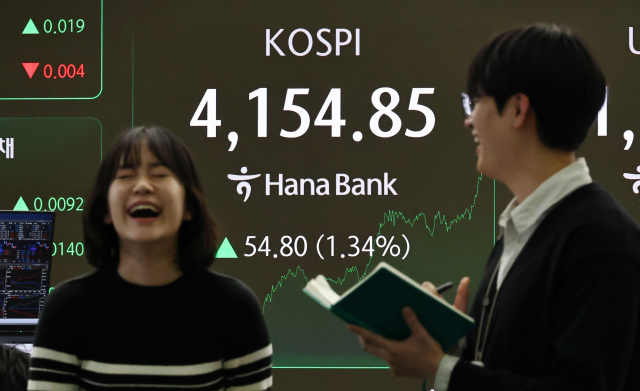 8일 서울 중구 하나은행 딜링룸 현황판에 코스피 지수 등이 표시되고 있다. 이날 코스피 지수는 전 거래일 대비 54.80포인트(1.34%) 오른 4154.85에 마감했다.