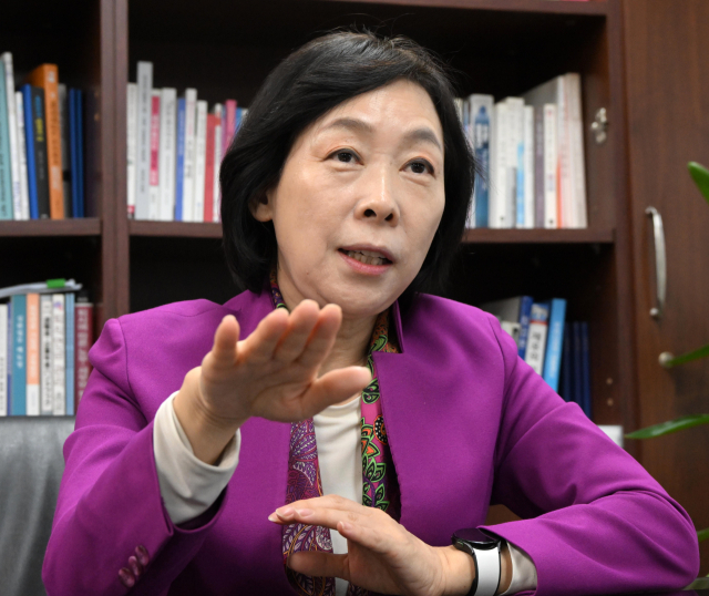 김경선 한국퇴직연금개발원 회장이 8일 서울경제신문과의 인터뷰에서 “퇴직연금이 본격적인 성장 단계로 접어들었다”며 “중소기업은 중퇴기금을 활성화하고 대기업은 금융기관 중심의 일임형으로 운용하는 한국형 혼합 모델로 의무화·기금화를 동시에 진행해야 한다”고 말하고 있다. 성형주 기자