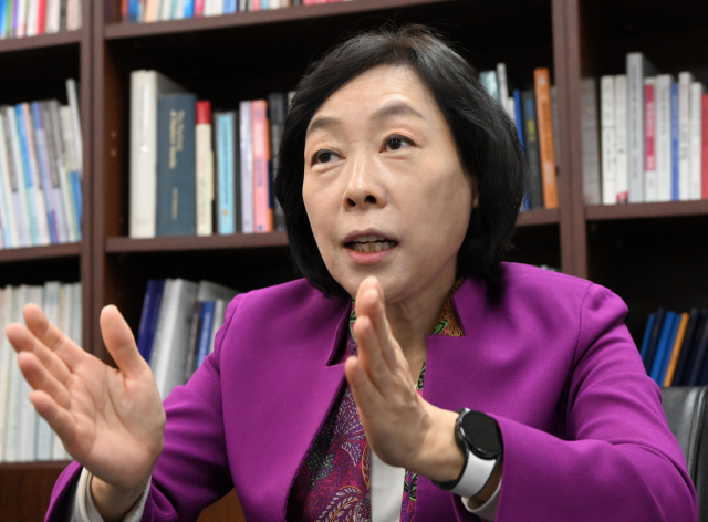 김경선 한국퇴직연금개발원 회장이 8일 서울경제신문과의 인터뷰에서 “퇴직연금이 본격적인 성장 단계로 접어들었다”며 “중소기업은 중퇴기금을 활성화하고 대기업은 금융기관 중심의 일임형으로 운용하는 한국형 혼합 모델로 의무화·기금화를 동시에 진행해야 한다”고 말하고 있다. 성형주 기자