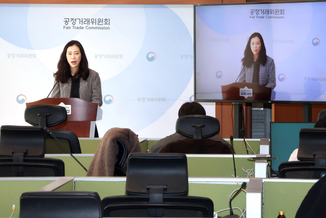 장주연 공정거래위원회 시장구조개선정책과장이 8일 정부세종청사 공정위 기자실에서 다양한 산업 분야에서 신규 사업자의 시장 진입을 저해하거나 기업의 혁신성장을 제약해 온 경쟁 제한적 규제 22건에 대한 개선안을 마련했다고 밝히고 있다. 연합뉴스.