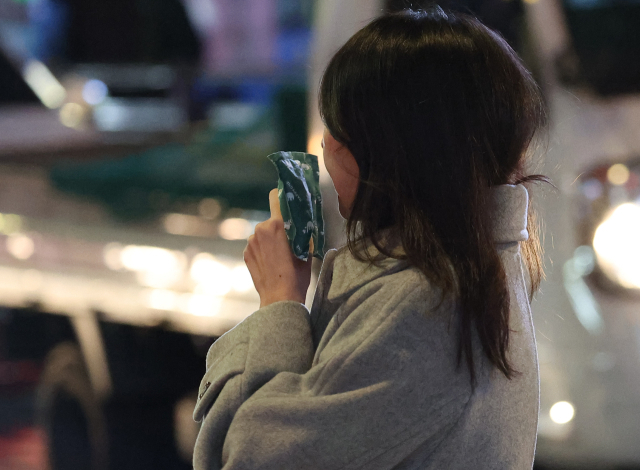 3일 북쪽에서 찬 공기가 내려오면서 전국 대부분 지역에 맹추위가 예보됐다. 맹추위를 앞둔 2일 서울 종로구 광화문 세종대로사거리에서 한 시민이 핫팩을 들고 있다. 연합뉴스