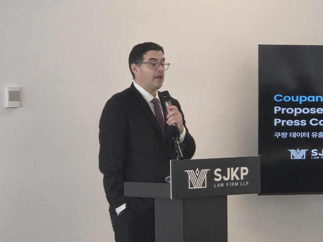 법무법인 대륜의 미국 현지 법인인 SJKP의 탈 허쉬버그 변호사가 8일(현지 시간) SJKP의 뉴욕 맨해튼 사무실에서 기자회견을 열고 쿠팡을 상대로 한 징벌적 손배 소송 계획을 설명하고 있다. 뉴욕=윤경환 특파원