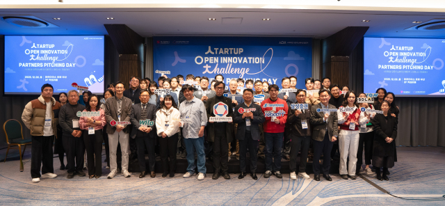 8일 파라다이스호텔 부산에서 열린 ‘스타트업 오픈이노베이션 챌린지×파트너스 피칭데이’에 참여한 14개 스타트업과 대·중견·중소기업 관계자들이 기념촬영을 하고 있다. 사진제공=부산창조경제혁신센터