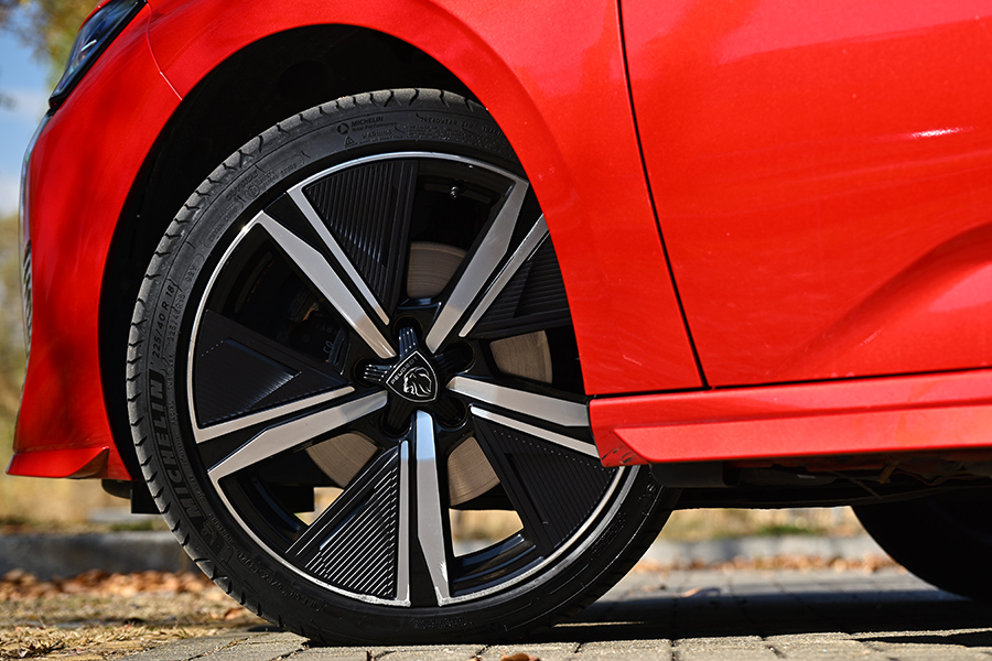 푸조 308 스마트 하이브리드. 사진: 김학수 기자