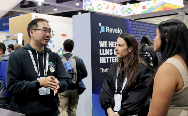 네이버클라우드 관계자가 해외 AI 연구자들에게 팀네이버의 AI 경쟁력을 소개하고 있다. 사진 제공=네이버