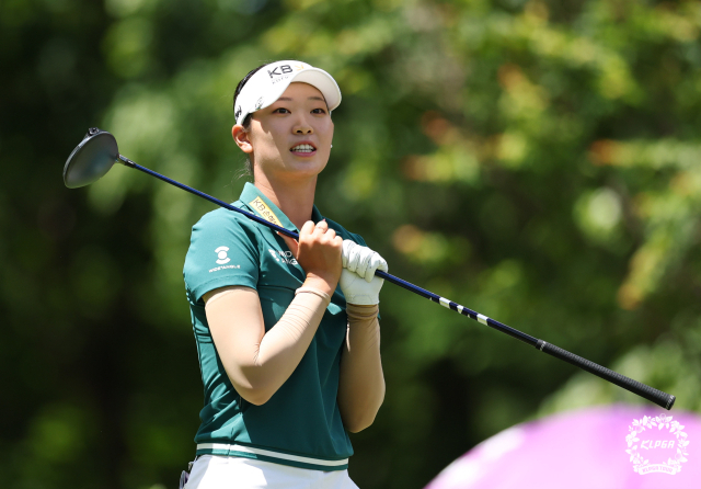 티샷 후 공을 바라보고 있는 방신실. 사진 제공=KLPGA