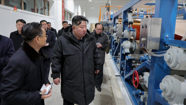 김정은 북한 국무위원장이 지난 3일 준공을 앞둔 여러 군의 지방공업공장들을 찾아 실태를 파악했다고 조선중앙TV가 5일 보도했다. 조선중앙TV·연합뉴스
