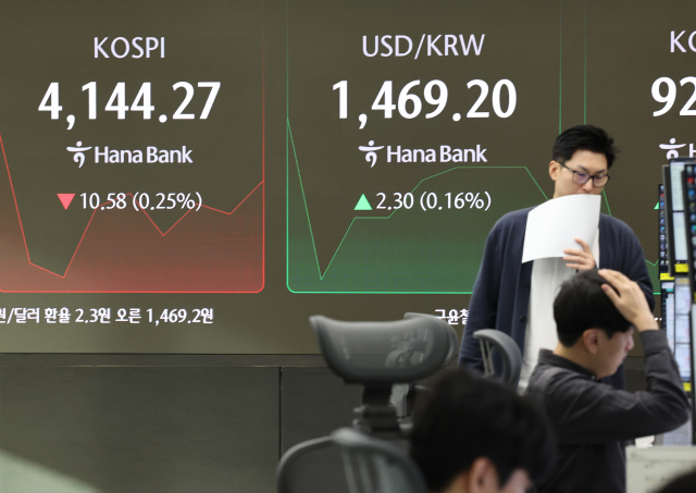 코스피가 하락 출발한 9일 서울 중구 하나은행 딜링룸에서 한 딜러가 자리로 향하고 있다. 원·달러 환율은 2.3원 오른 1,469.2원에 개장했다. 연합뉴스