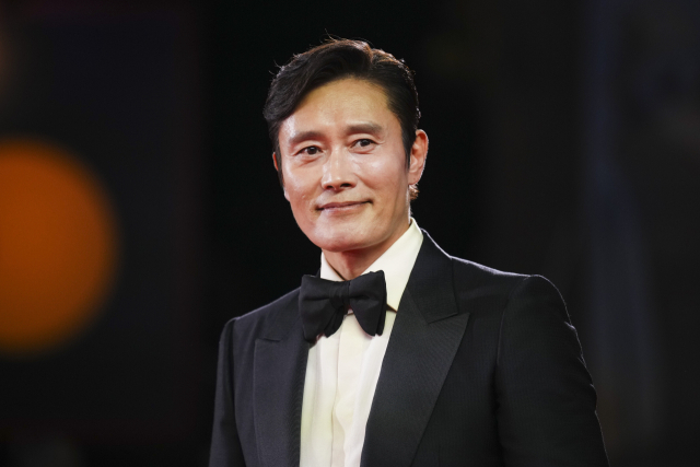 배우 이병헌이 8월 29일(현지 시간) 이탈리아 베니스에서 열린 제82회 베니스 영화제 개막식에 참석하고 있다. AP연합뉴스