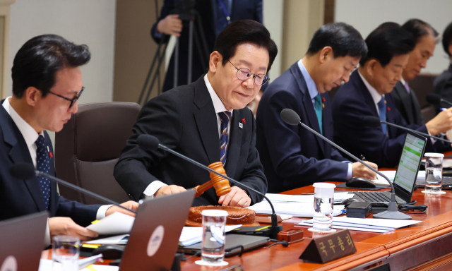 이재명 대통령이 9일 서울 용산 대통령실에서 국무회의 개회를 선언하며 의사봉을 두드리고 있다. 연합뉴스