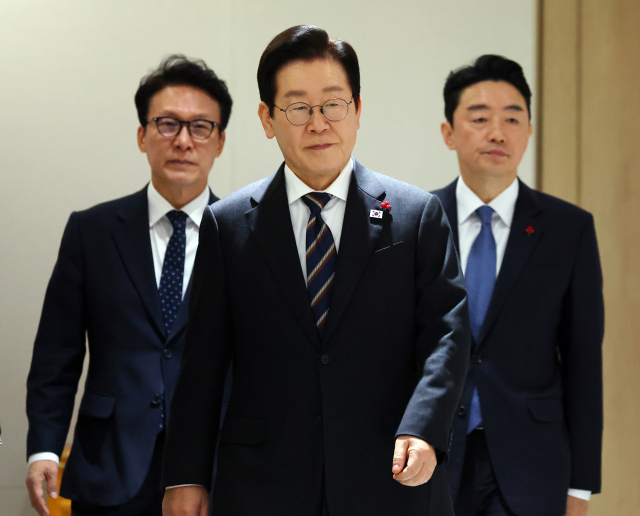 이재명 대통령이 9일 서울 용산 대통령실에서 열린 국무회의에 입장하고 있다. 연합뉴스