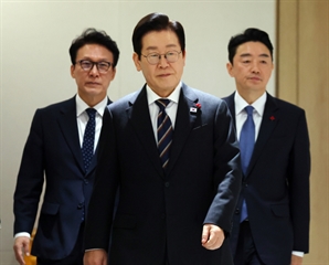 李대통령 "퇴직금 안주겠다고 11개월로 정부가 계약…말이 안된다"