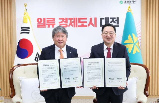 이장우(오른쪽) 대전시장이 김용하(왼쪽) 건양대 총장과 ‘신교통단(3칸 굴절차량) 시범사업 차고지 조성을 위한 부지사용 업무협약’을 체결하고 기념촬영을 하고 있다. 사진제공=대전시