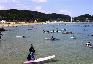'서핑 성지' 양양, 주민 1명당 방문객 17명…"손님이 지역 경제 살렸다"