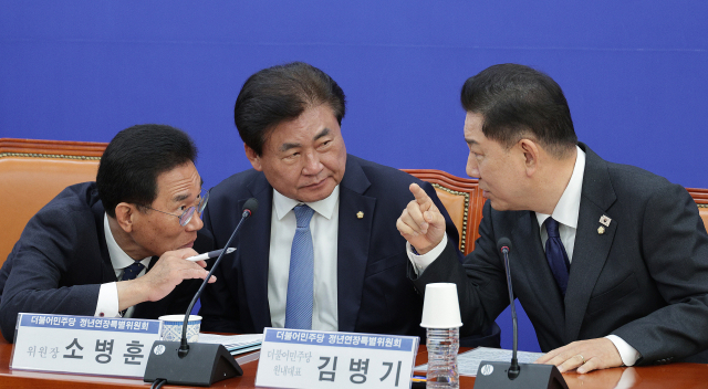 김병기(오른쪽) 더불어민주당 원내대표가 3일 서울 여의도 국회에서 열린 회복과 성장을 위한 정년연장특별위원회 제1차 본위원회의에서 소병훈(가운데) 위원장과 대화하고 있다. 2025.11.3 뉴스1