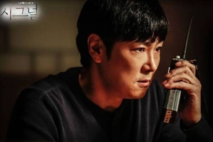 "개미들은 무슨 죄냐"…'조진웅 은퇴' 날벼락 맞은 CJ ENM 주가 '뚝뚝'