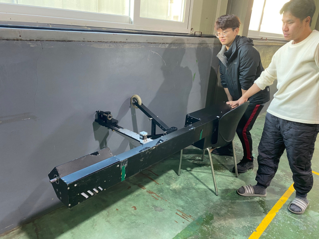 에프디테크 직원들이 ‘타격 엔드 이펙터’ 장비로 시설물 균열 점검을 진행하고 있다.사진제공=에프디테크