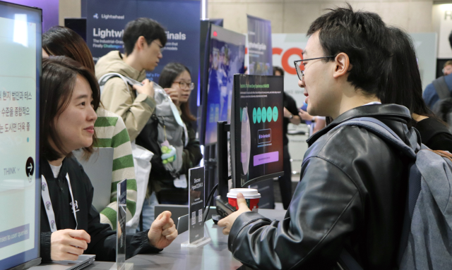 네이버클라우드 관계자가 해외 AI 연구자들에게 팀네이버의 AI 경쟁력을 소개하고 있다. 사진 제공=팀네이버