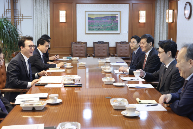 김민석(앞줄 왼쪽) 국무총리와 이창용(오른쪽 세 번째) 한국은행 총재가 9일 정부서울청사 집무실에서 경제 상황 등에 대해 의견을 나누고 있다. 총리실