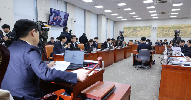 김영호 국회 교육위원회 위원장이 9일 국회에서 열린 교육위 전체회의에서 안건을 통과시키고 있다. 뉴스1