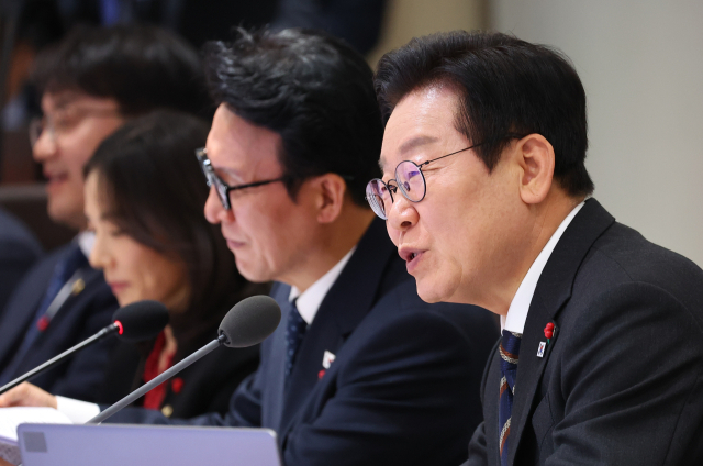 "정부는 임시직에 왜 최저임금만 주나…퇴직금 안주려고 '11개월 계약' 안돼"