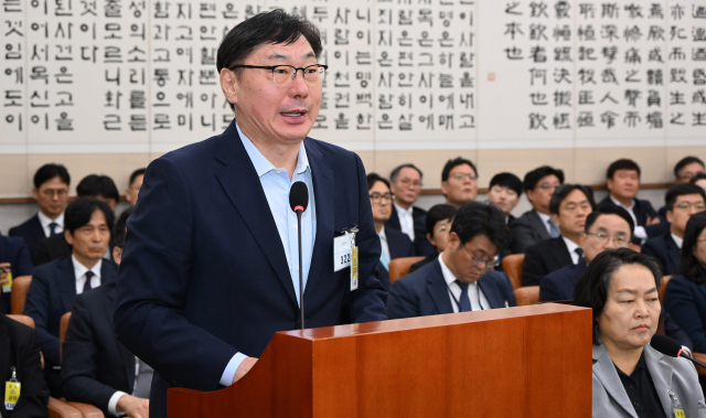 이화영 전 경기도 평화부지사가 지난 10월 14일 서울 여의도 국회에서 열린 법제사법위원회의 법무부 등에 대한 국정감사에 출석해 의원들의 질의에 답하고 있다. 오승현 기자