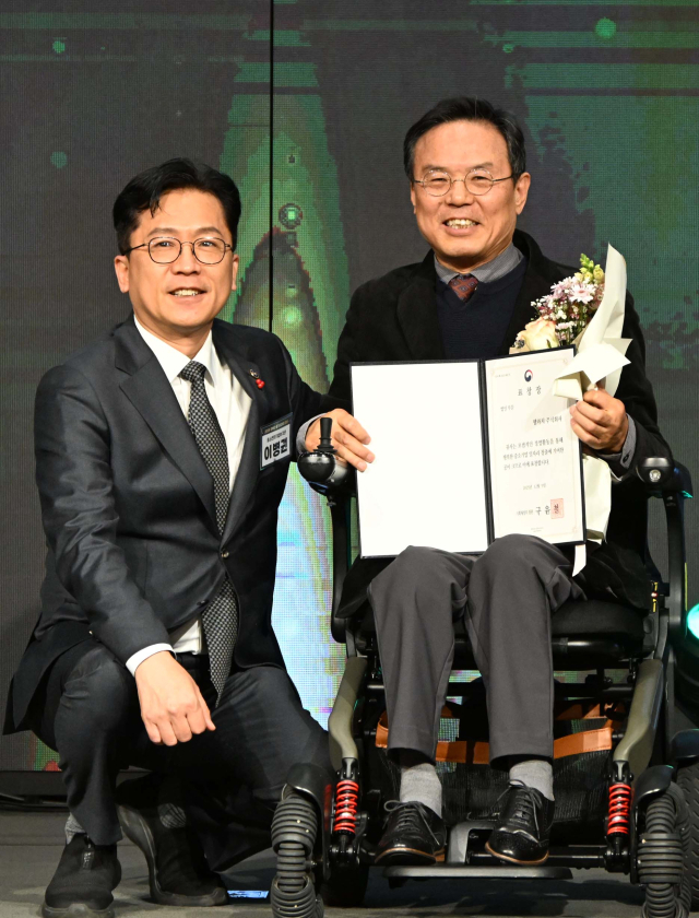 9일 서울 여의도 중기중앙회에서 열린 2025 행복한 중기 일자리 대상 시상식에서 이병권(왼쪽) 중소벤처기업부 2차관이 경제부총리 표창을 수상한 이범재 웹와치 대표와 기념촬영을 하고 있다. 권욱 기자